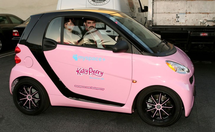 Aquí no se ve su pelo, pero... ¿no está super cute su carro? La foto fue tomada con motivo de la fiesta de estreno de su álbum "One of the Boys" en enero de 2008. En el auto la acompaña Perez Hilton.