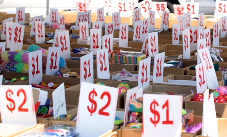 Etiqueta cada artículo. Si tienes un montón de libros con el mismo precio ponlos en una caja y etiqueta la caja. Usa etiquetas visibles a primera vista.
