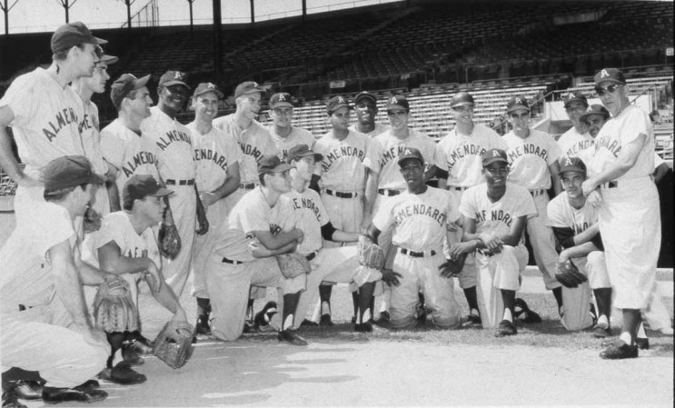 En 1958, el Almendares ganó su último campeonato en la Liga Profesional Cubana. Tres año después el gobierno de Fidel Castro eliminó el béisbol profesional en la Isla.