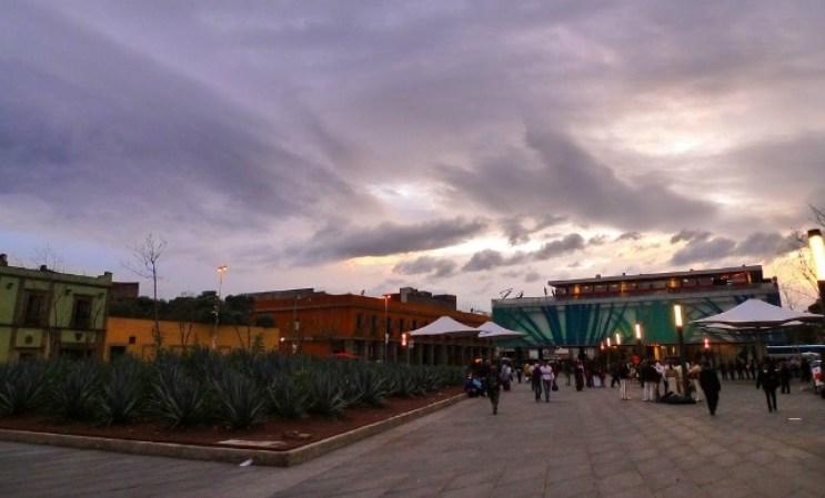 La Plaza Garibaldi es un lugar muy visitado por quienes gustan recorrer sus diversos restaurantes al son de la música de cientos de mariachis para beber un buen tequila.<br />Plaza Garibaldi