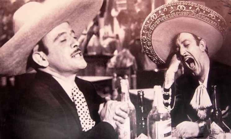 Grandes estrellas del cine mexicano, como Pedro Infante y Jorge Negrete, hicieron al tequila parte del argumento de sus películas, como ocurrió en “Dos tipos de cuidado”, la única en la que actuaron juntos.
