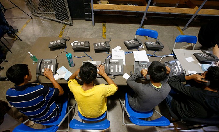 NOGALES - Por primera vez, miembros de los medios de comunicación tuvieron la oportunidad de entrar y ser testigos de las condiciones de los menores detenidos en el centro de detención de la Patrulla Fronteriza en Nogales.