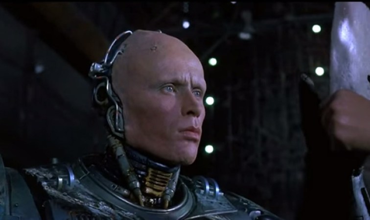 Su director Paul Verhoeven admitió “Robocop era una historia de Cristo. Es acerca de un hombre que lo crucifican en los primeros 50 minutos, después lo resucitan y después es el superpolicía del mundo.”