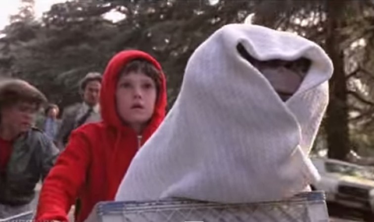 La historia de E.T. también ha sido relacionada con Jesucristo. Sobre todo por las referencias bíblica como el díalogo “tiene ojos para ver y oídos para oír”.