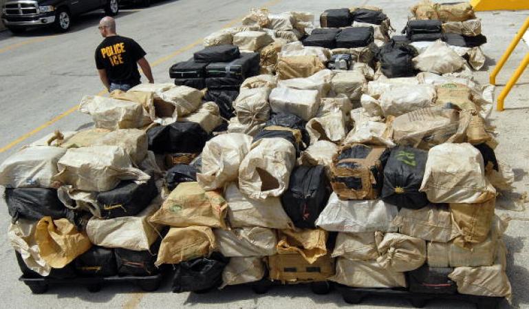 Los medios de transporte son muy variados desde correos humanos a envíos camuflados entre mercancía licita pasando por envíos postales tradicionales, droga camuflada en vehículos por la frontera americana.