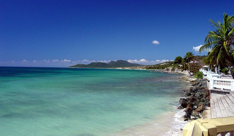 Bay, Vieques: considerada como una de las mejores bahías de toda la isla. Es reconocida por su extensa costa, área para acampar y por su vista panorámica.
