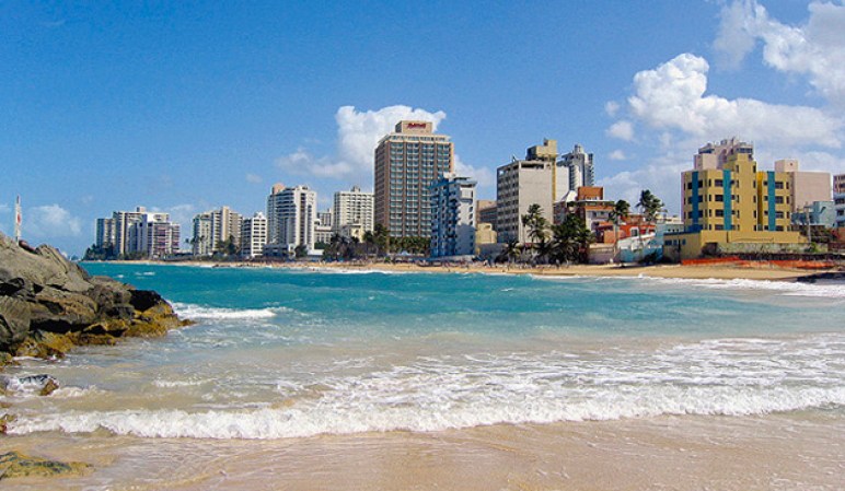 Condado Beach: está a sólo unos minutos del Viejo San Juan y cuenta con varios hoteles para disfrutar de unos días de descanso.