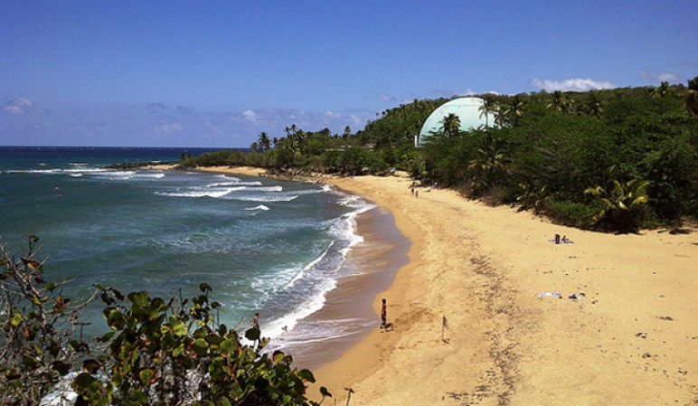 Domes Beach: excelente playa para surfear, limpia y con muchas olas.