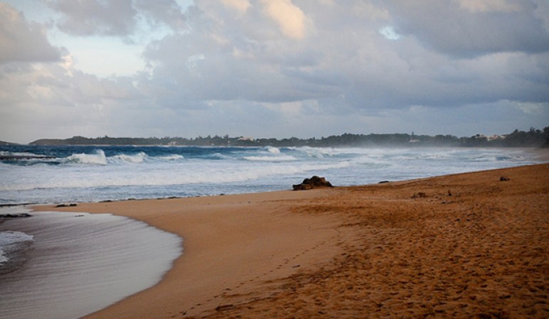 Playa a lo largo de Arecibo, municipio en la costa del norte del medio Puerto Rico, junto al océano Atlántico.