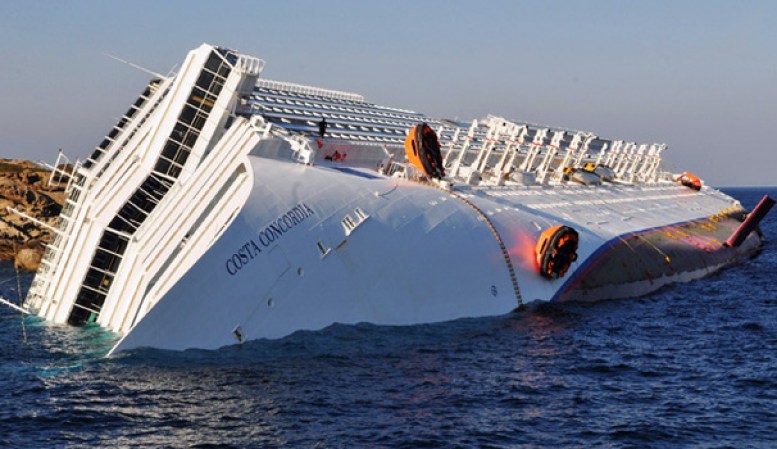 13 DE ENERO, 2012: El barco de cruceros Costa Concordia encalla frente a la isla italiana del Giglio.