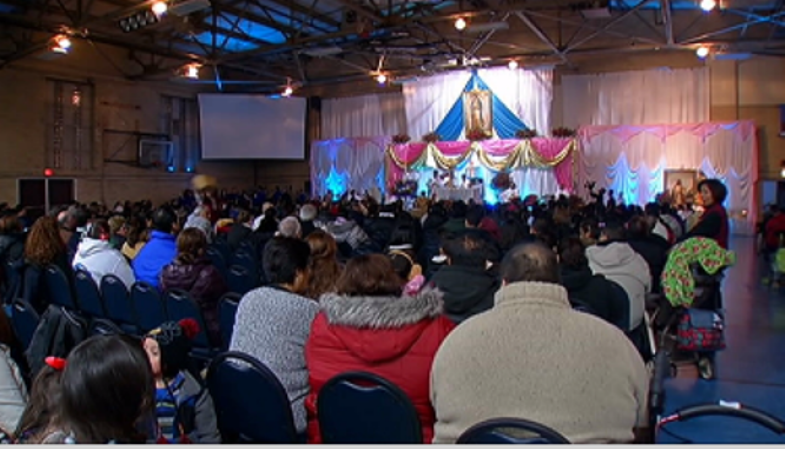 DES PLAINES, Illinois. Miles de fieles acuden cada 12 de diciembre al Cerrito del Tepeyac en Des Plaines para venerar a la Virgen de Guadalupe en su día.