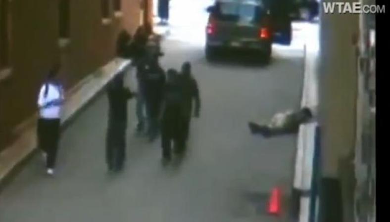 La víctima yace en el cemento tras recibir un descomunal puñetazo.
