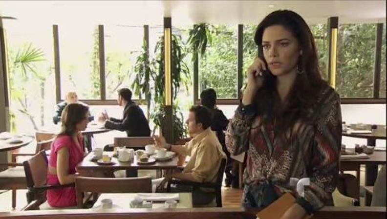 Eugenia llama a Marco para informarle que Alejandro Negrete está desaparecido y entrevista a los amigos de éste.