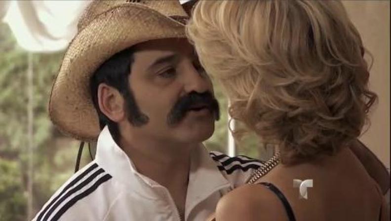 El Cabo le pide a Mónica que elija entre él o Casillas porque no la quiere compartir. Ella responde que no le ponga condiciones.