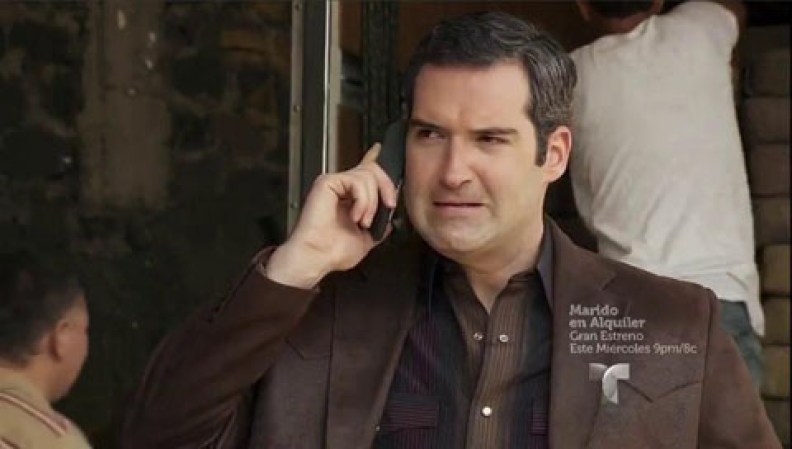 Randy habla con el Topo para informarle que aceptará su propuesta y que el “Troyano” se pondrá en contacto con él.