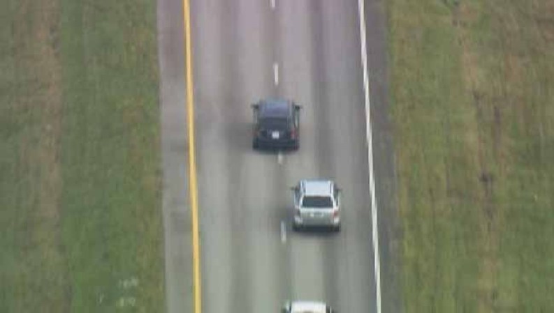Un hombre escapaba de la policia a bordo de un SUV Mercedes negro.