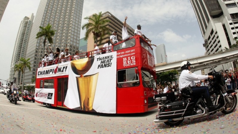 Los Heat prendieron a su paso durante el desfile y el gran festejo que culminó en la Miami Airlines Arena.