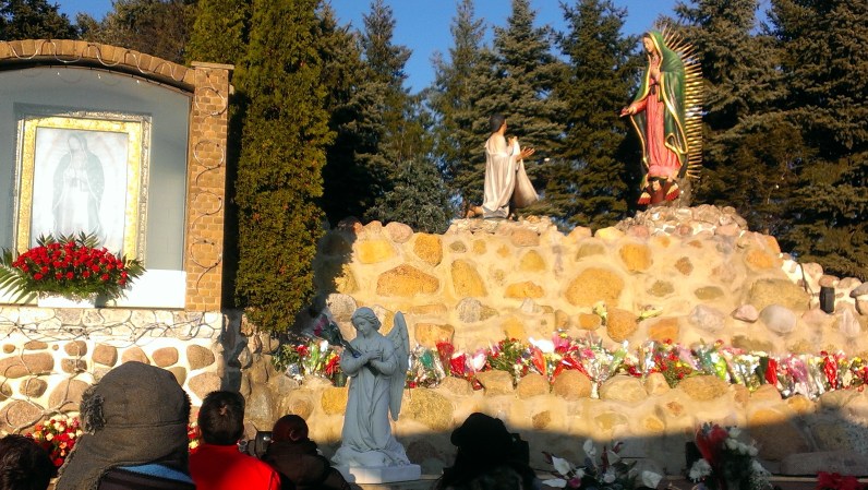 DES PLAINES, Illinois. Miles de fieles acuden cada 12 de diciembre al Cerrito del Tepeyac en Des Plaines para venerar a la Virgen de Guadalupe en su día.
