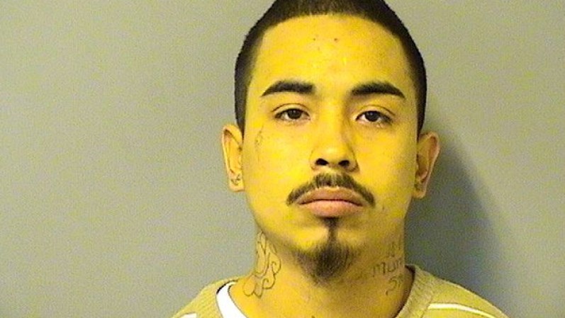 Angel Esparza, 21 años<br />720 ILCS 5 12-3.2(a)(1) [10416<br />DOMESTIC BATTERY/BODILY HARM<br /><br /><br /><br /><br /><br />Las imágenes en esta galería son proporcionadas por autoridades policiales. Las personas arrestadas enfrentan meras acusaciones y son consideradas inocentes al menos que en una corte se compruebe lo contrario.