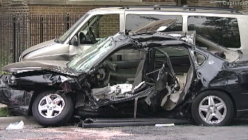 Al parecer, el camión impactó a un auto en la intersección de Austin Boulevard y Bloomingdale Avenue, en el noroeste de la ciudad, atrapando a una mujer dentro de su vehículo. Un mini-van también fue chocada.