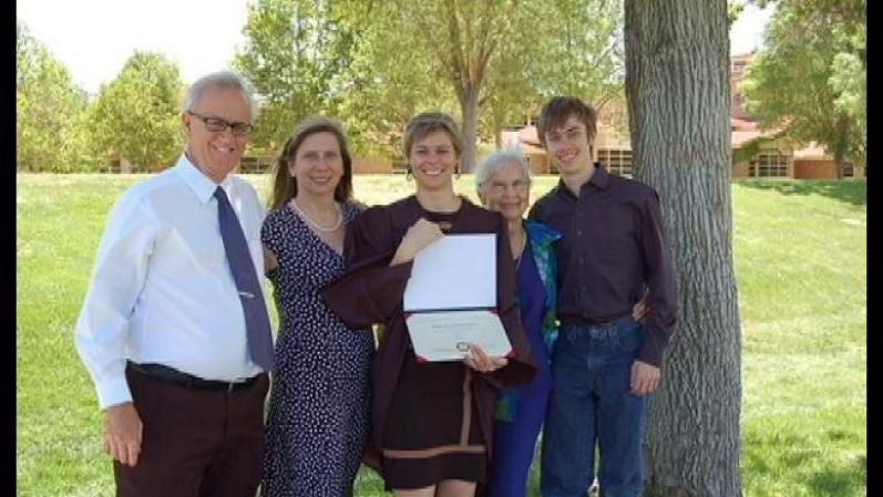 La familia del estudiante asegura que él es una persona feliz y que no sufre de ninguna enfermedad emocional.