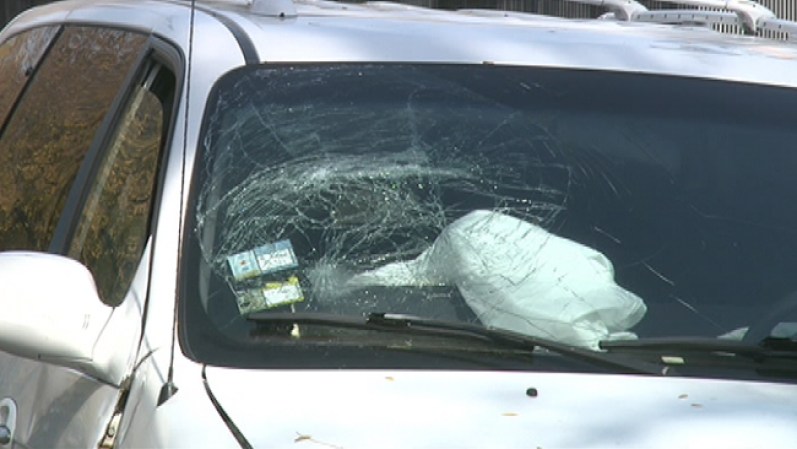 Una minivan y un auto Trans Am antiguo chocaron alrededor de las 10:45am en la cuadra 4300 de South Michigan Avenue, según las autoridades.