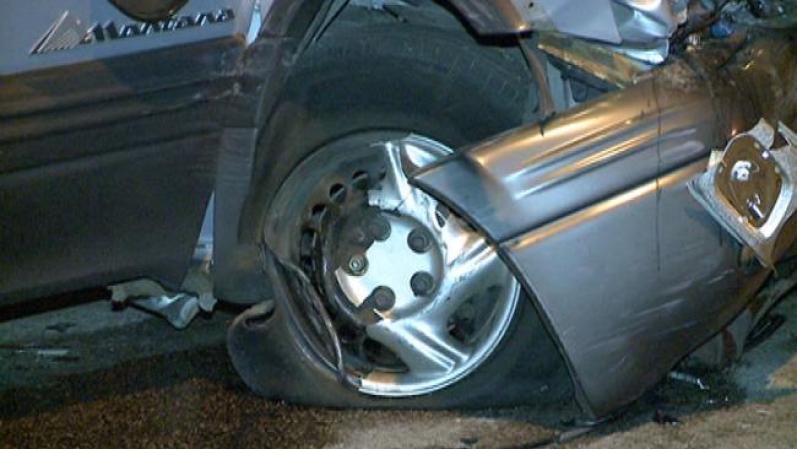 La policía dijo que el hombre de 22 años de edad, estaba sentado en su camioneta estacionada en la cuadra 6800 de S. Calumet cuando alguien que iba a pie le disparó alrededor de las 10:39pm del martes, según el diario “Chicago Sun-Times”.