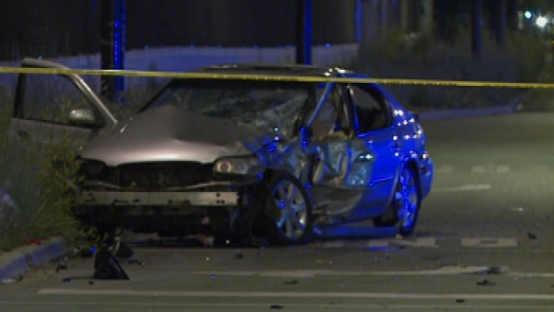 La policía dijo que un hombre de 30 años de edad, que conducía un auto Nissan Maxima, chocó levemente a un auto Volvo, a alrededor de las 11:05pm del domingo, en el vecindario de Grand Crossing.