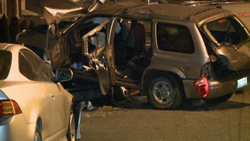 La policía dijo que un conductor armado chocó hasta ocho autos estacionados, poco después de la medianoche cerca de Wolfram Street y Lamon Avenue en el vecindario Cragin, de Chicago.