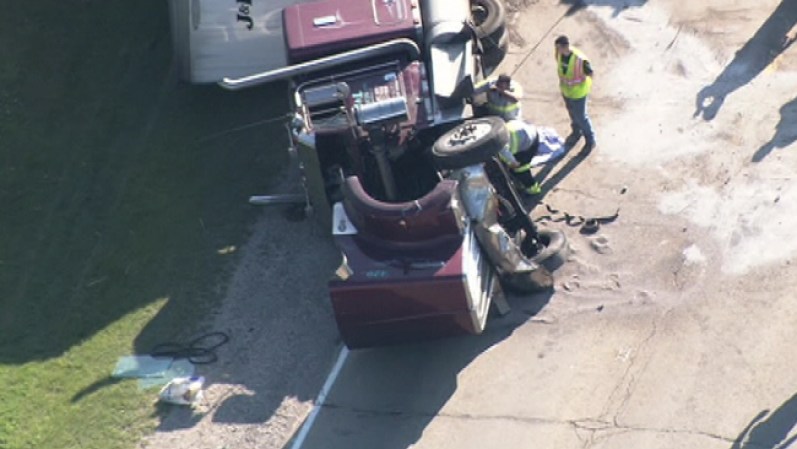 Tres adolescentes perdieron la vida el lunes luego de que el auto donde viajaban chocara con un tráiler cerca de la comunidad de Oswego, en el Condado de Kendall.