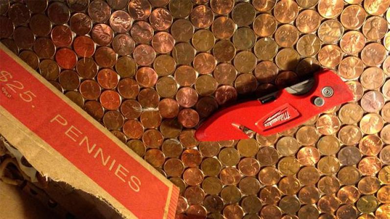 La pareja dice que a pesar del trabajo intenso, la labor se convirtió en una manera de relajarse, pegando monedas entre sorbos de vino.
