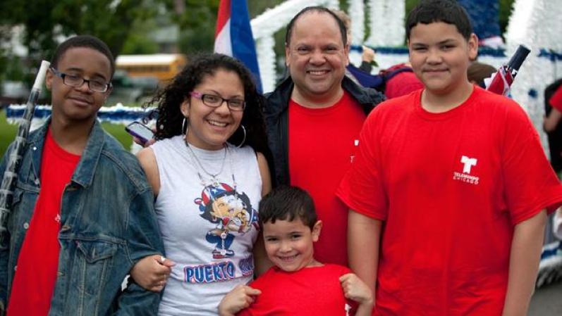 También nuestro editor de noticias, Ricky Vento, acompañado de su familia, festejó a mucho orgullo sus origenes puertorriqueños.
