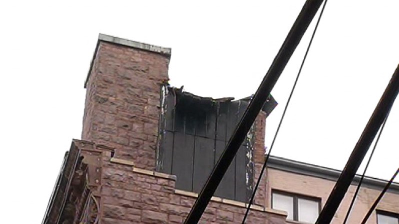 La estructura, que al perecer es una pila de agua antigua, se cayó de un edificio ubicado en la cuadra 2800 de North Pine Grove Avenue, en el vecindario de Lakeview.