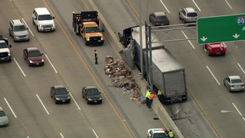 El camión de UPS viajaba en dirección al oeste en la autopista I-88 a eso de las 7:15 a.m. cuando chocó con otro vehículo.