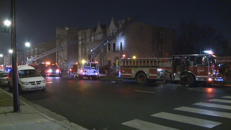 Una mujer saltó de la casa ardiente, ubicada en la cuadra 4800 de South Indiana Avenue y fue trasladada al Centro Médico de la Universidad de Chicago, con quemaduras y lesiones menores. Un hombre tuvo que ser rescatado del fuego y fue hospitalizado en estado crítico.