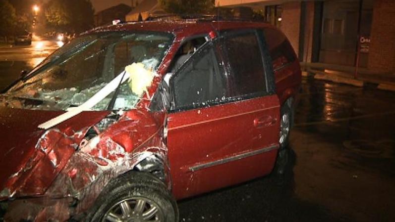 De acuerdo con las autoridades, el conductor huyó a pie tras el accidente.
