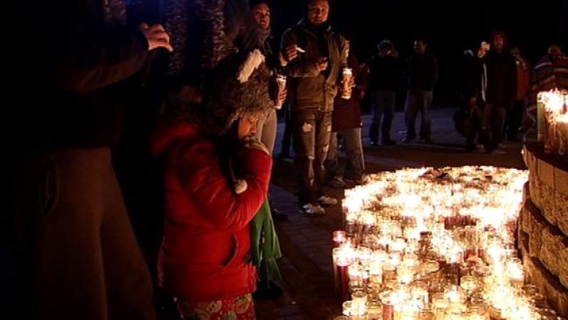 DES PLAINS, Illnois. Grandes y chicos enfrentaron las bajas temperaturas por expresar su devoción a la Virgen Morena.