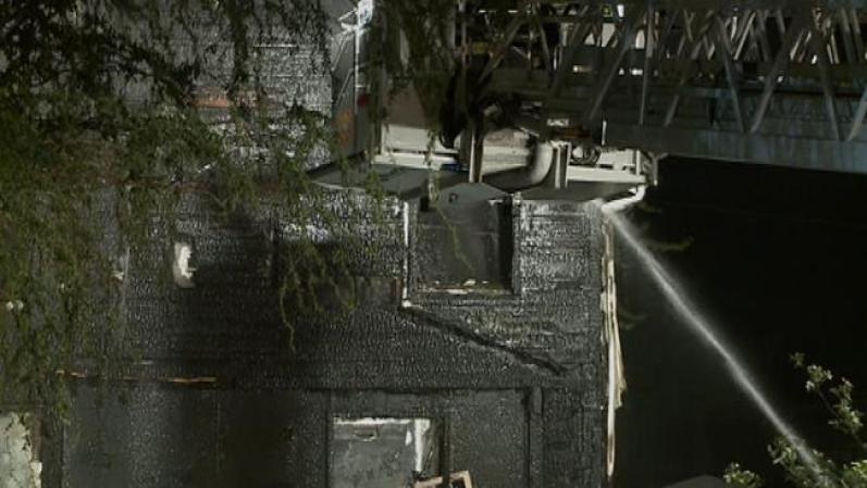 Las llamas estallaron alrededor de 1:40am en la cuadra 200 de la E. 24th Street, dijeron los bomberos.