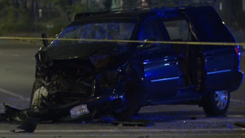 Sin embargo, a una corta distancia, el temerario conductor se estrelló contra una van, en la cuadra 6700 de South State Street.