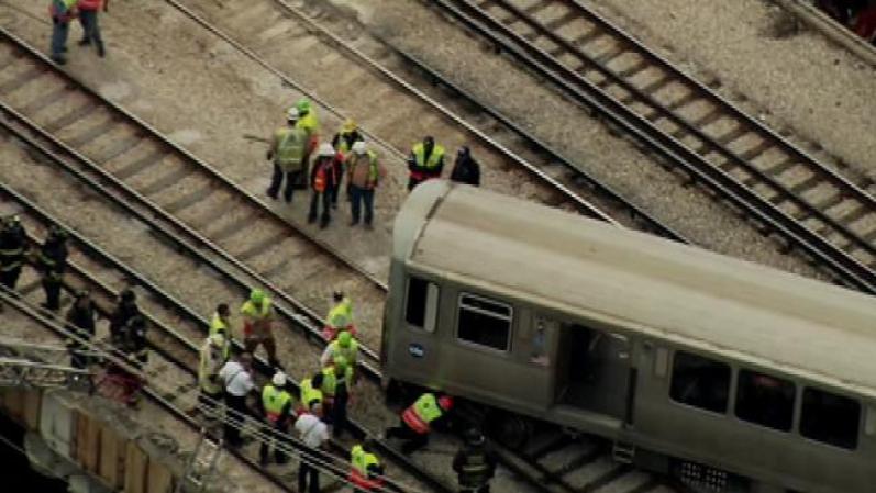 El Departamento de Bomberos de Chicago, sin embargo, lo llamó un descarrilamiento, y uno de sus oficiales dijo que cuatro vagones se salieron de las vías.