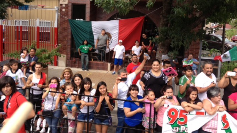 Miles participaron en el desfile anual de la Independencia de México en el barrio de La Villita.