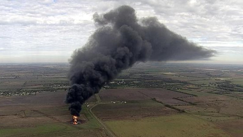 13 DE NOVIEMBRE, 2013 - Alrededor de 800 residentes de Milford, Texas, están siendo evacuados tras la explosión de una tubería de gas de Chevron.