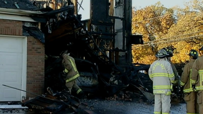 Tras el impacto e incendio la casa se colapsó parcialmente.