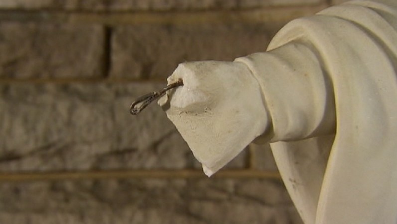 Varias estatuas de la iglesia St. Mary tienen las manos y alas rotas y fueron encontradas tiradas en el suelo de los jardines de la iglesia.