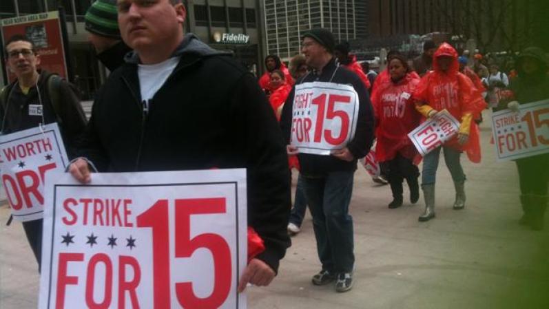 Trabajadores de las cadenas McDonald’s, Subway, Dunkin Donuts, Macy’s, Sears y Victoria Secret se reunieron en la central Union Station y otros lugares para exigir aumentos de salarios. Muchos de ellos llevaban pancartas que decían “lucha por 15”, refiriéndose al salario deseado de $15 por hora.