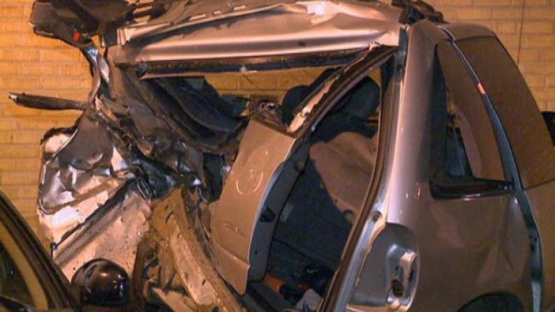La policía dijo que los agentes estaban patrullando el área alrededor de 12:20am, cuando vieron a un hombre con una pistola tras el volante de una camioneta todoterreno. Los oficiales lo comenzaron a seguir y el hombre huyó.