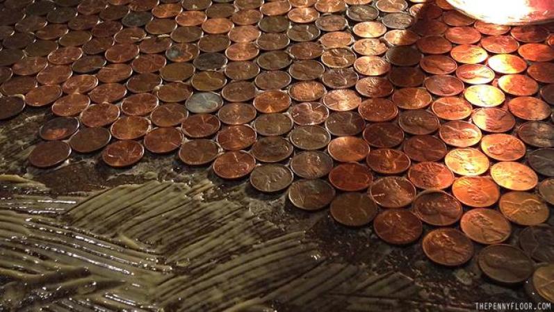 Y es que Ryan Lange y Emily Belden decidieron usar precisamente esas moneditas para tapizar los pisos de su hogar. A la original iniciativa le siguieron cuatro meses de arduo trabajo, engomando los pisos y pegando las monedas una a una, sobre una superficie de 380 pies cuadrados.