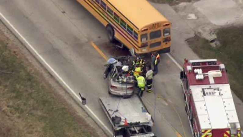 El choque ocurrió en Illinois Route 113 y Warner Bridge Road, cuando el autobús estaba recogiendo a un estudiante poco después de las 7 am.