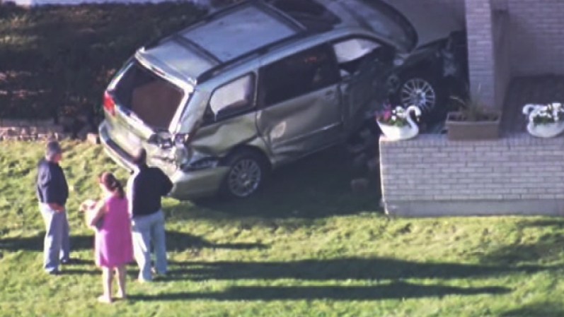 Un auto y una camioneta SUV chocaron alrededor de las 6:10am en North Kolmar Avenue, cerca de la W. Devon Avenue.