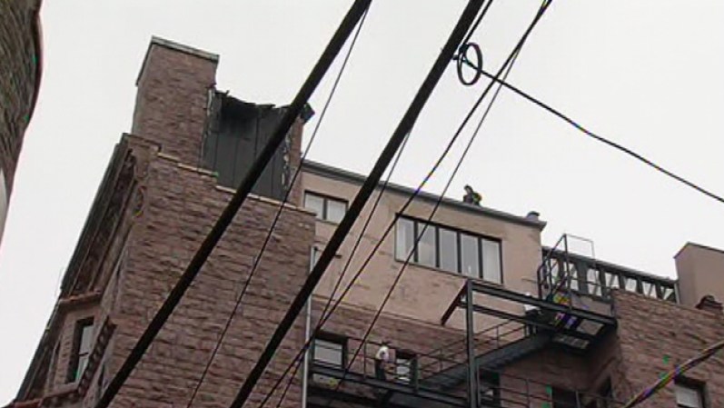 El edificio en donde ocurrieron los hechos fue multado al menos dos veces por violaciones de seguridad, en febrero del 2010, de acuerdo con los registros en el sitio web del Departamento de Edificios de la ciudad de Chicago.